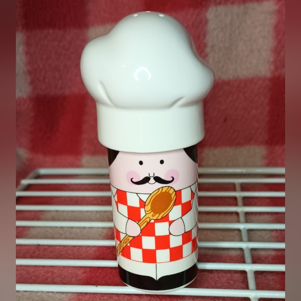 NWOT The Cutest Little Salt & Pepper Shaker Combo